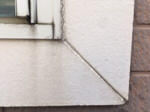山形市 外壁塗装前のサッシまわりのひび割れとコーキング劣化