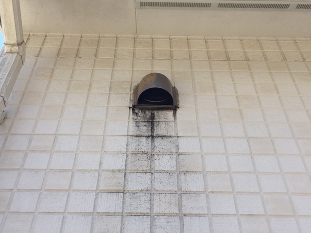 山形市 外壁塗装前の換気口まわりの雨だれ汚れ