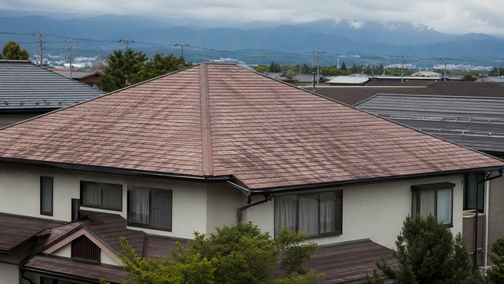 山形市で屋根塗装が必要になるサインとして色あせが見られる屋根のイメージ